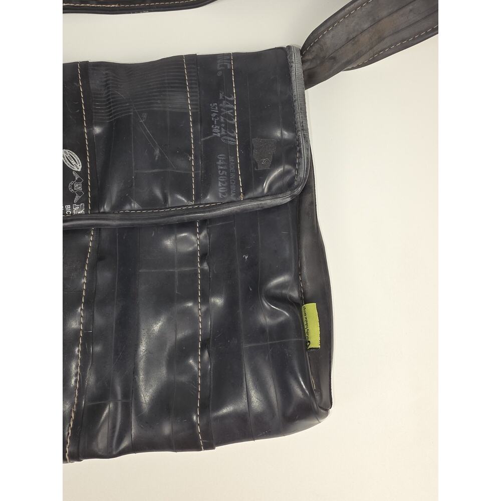 Totally Tubular Design Upcycled Bicycle Inner Tube Messenger Bag - Picture 5 of 14